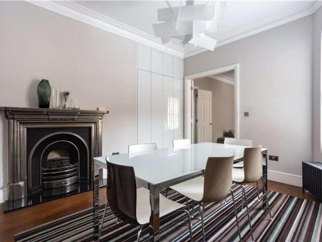 Flat for sale in Earl's Court, Greater London