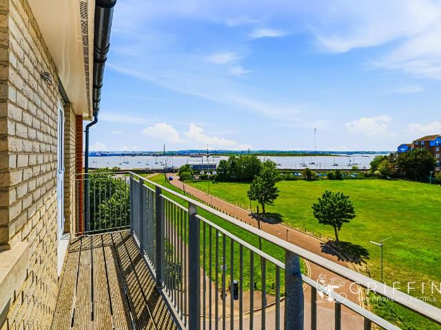 Flat for sale in Grays, Essex