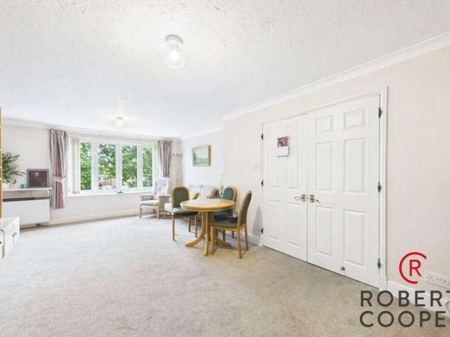 Flat for sale in Eastcote, Greater London