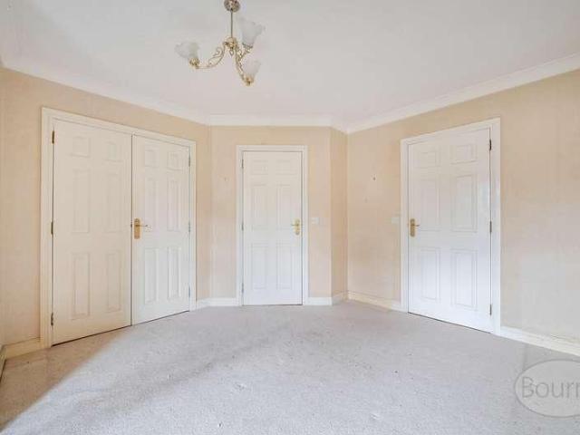 Flat for sale in Fole, Surrey