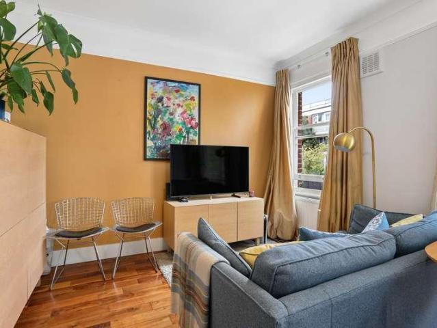 Flat for sale in Battersea, Greater London