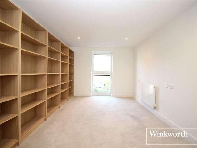 Flat for sale in Elstree and Borehamwood, Borehamwood