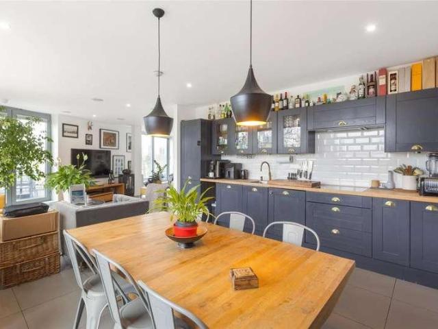 Flat for sale in Kennington, Greater London