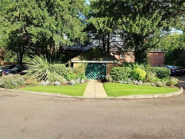 Flat for sale in Bush Hill Park, Greater London