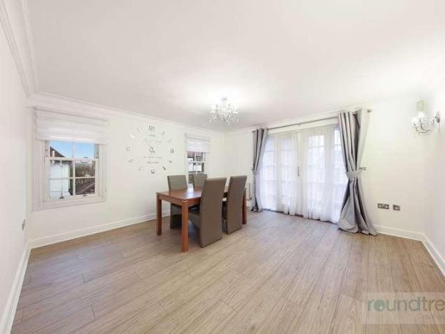 Flat for sale in Hendon, Greater London