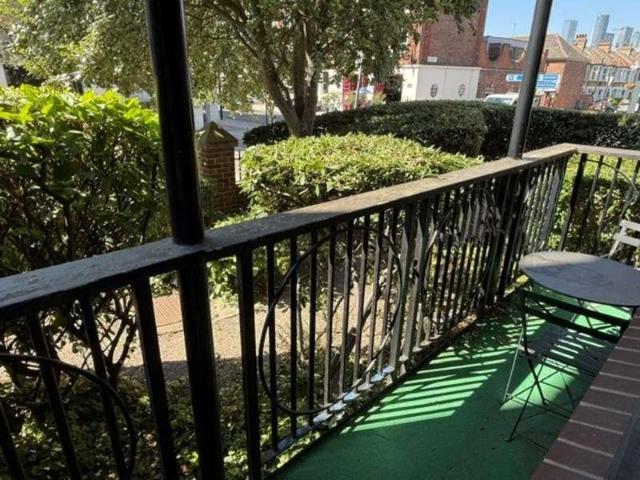 Flat for sale in Isle Of Dogs, Greater London