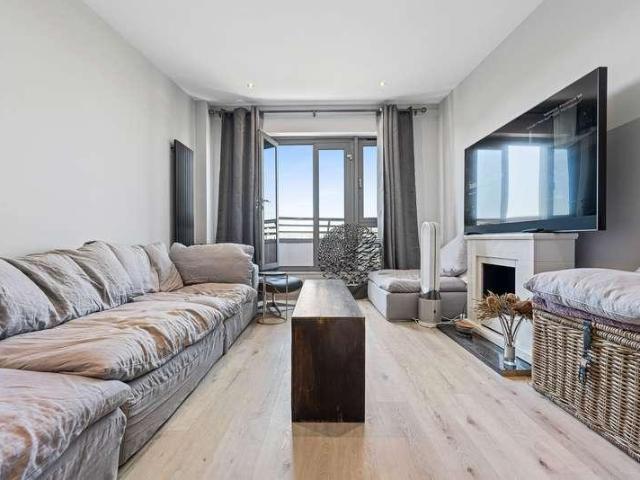 Flat for sale in Cardiff Bay, Falcon Lodge
