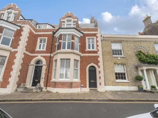 Flat for sale in Arundel, Clapham