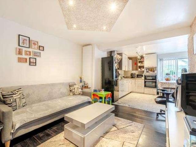 Flat for sale in Totteridge, Cressex