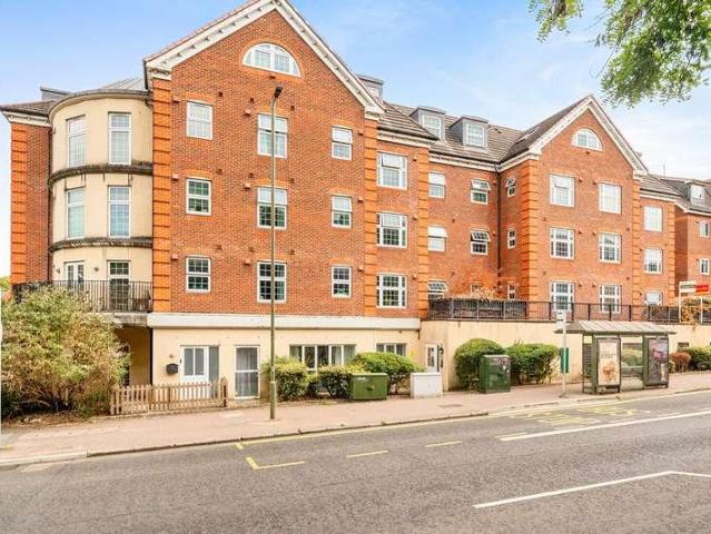 Flat for sale in Heol-las, Surrey