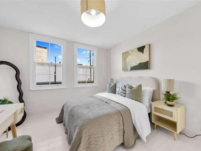 Flat for sale in London Borough of Hackney, Greater London