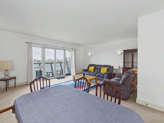 Flat for sale in Canary Wharf, Greater London