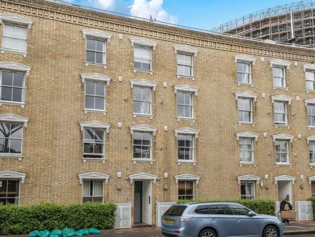 Flat for sale in Oval, Greater London