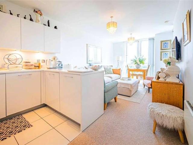 Flat for sale in Moorend, Pouchen End