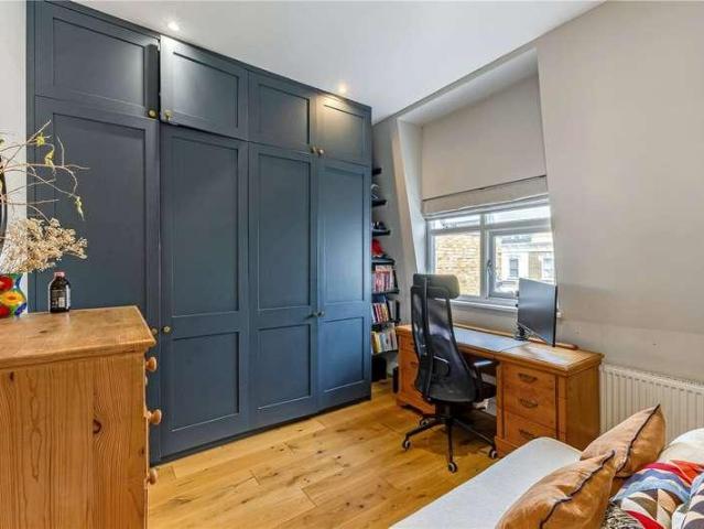 Flat for sale in Clapham Junction, Greater London