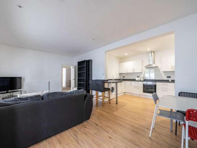 Flat for sale in Kingswood, South Gloucestershire