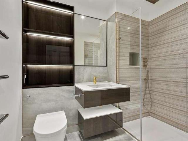 Flat for sale in London Borough of Merton, Raynes Park