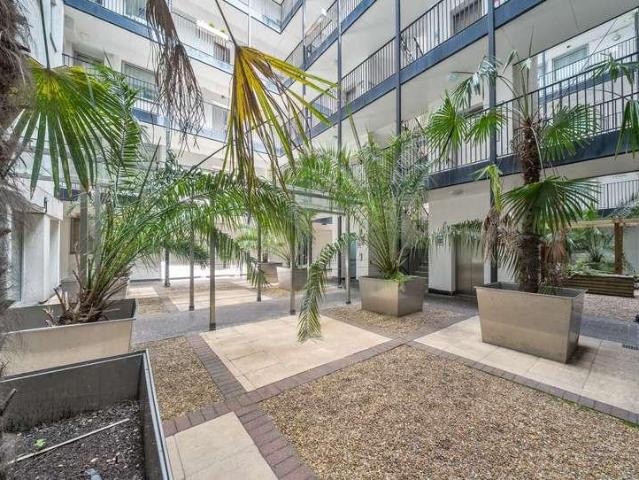 Flat for sale in London Borough of Croydon, Norbury
