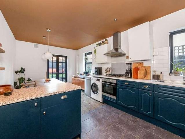 Flat for sale in West Norwood, Greater London