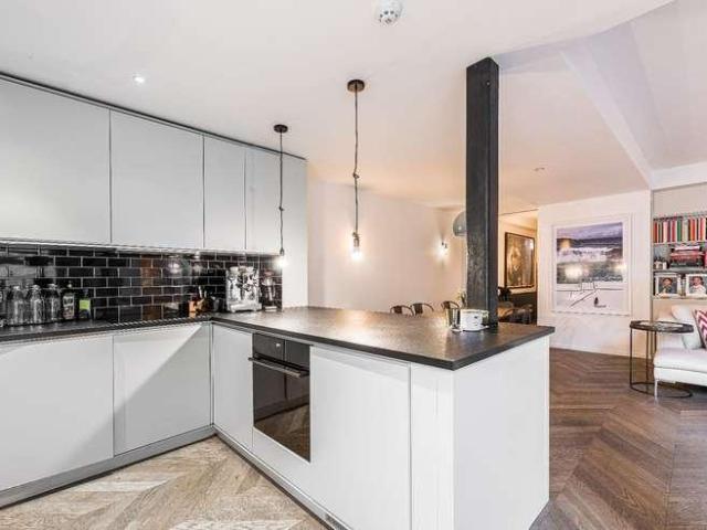 Flat for sale in Earl's Court, Greater London