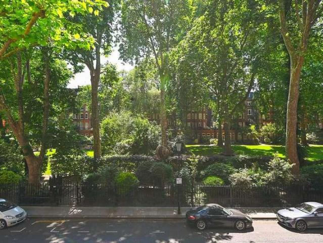 Flat for sale in Earl's Court, Greater London