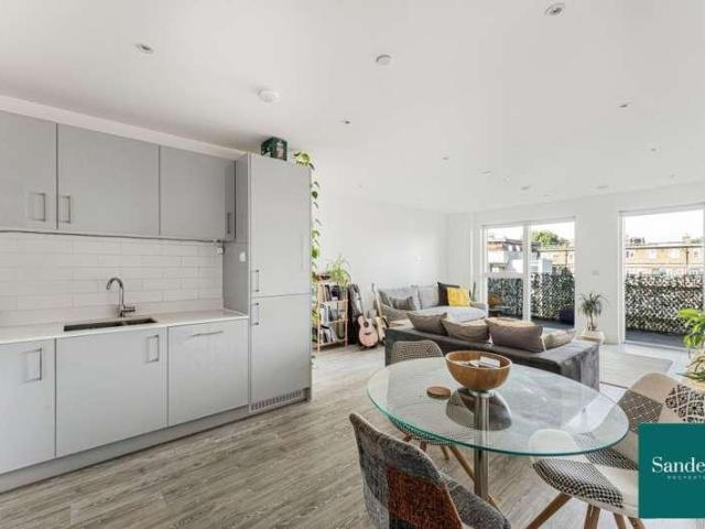 Flat for sale in Stoke Newington, Greater London