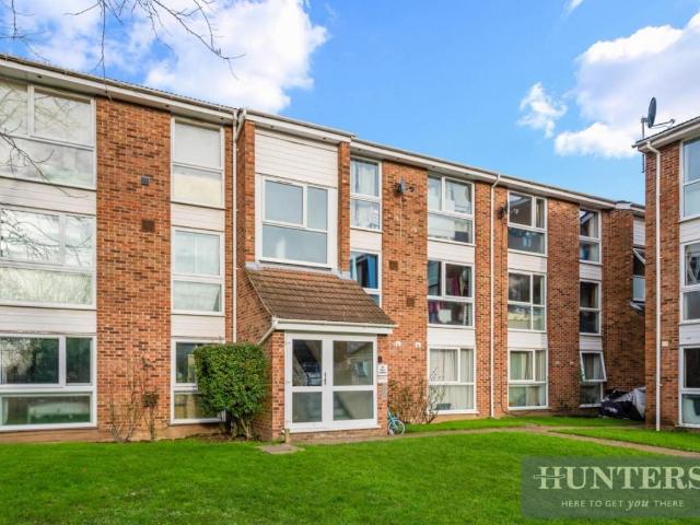 Flat for sale in Isleworth, Spring Grove