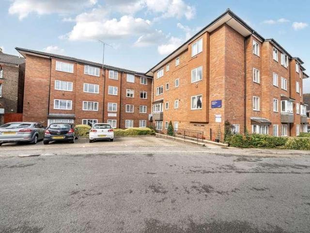 Flat for sale in Dunstable, Bedfordshire