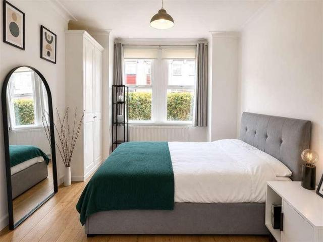 Flat for sale in Furzedown, Greater London