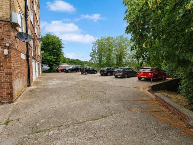 Flat for sale in London Borough of Croydon, South Norwood