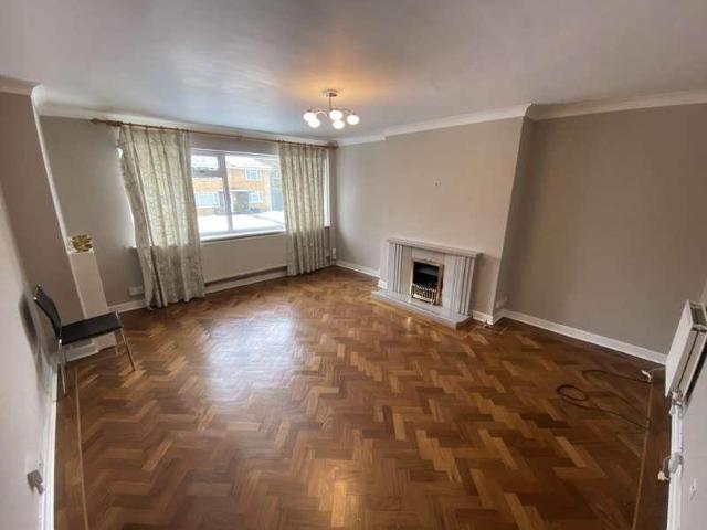 Flat for sale in Elstree and Borehamwood, Borehamwood