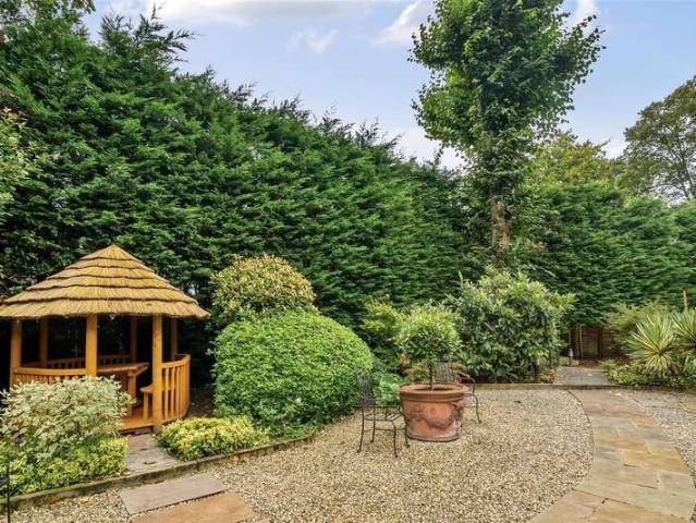 Flat for sale in Emmbrook, Wokingham