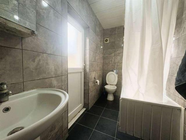 Flat for sale in London Borough of Ealing, Greater London