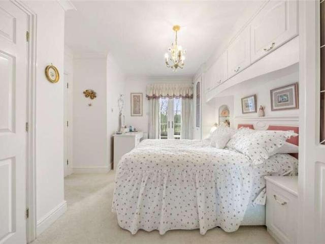 Flat for sale in Woking, Surrey