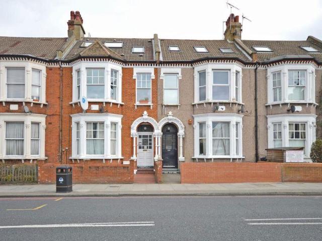 Flat for sale in Furzedown, Greater London
