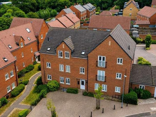 Flat for sale in Pouchen End, Hertfordshire