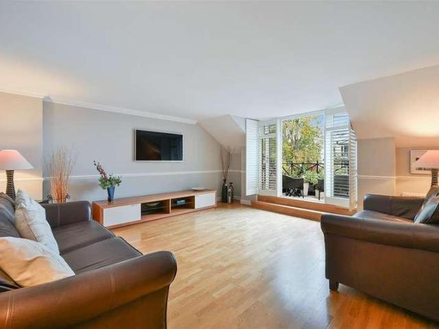 Flat for sale in Carshalton Beeches, Greater London
