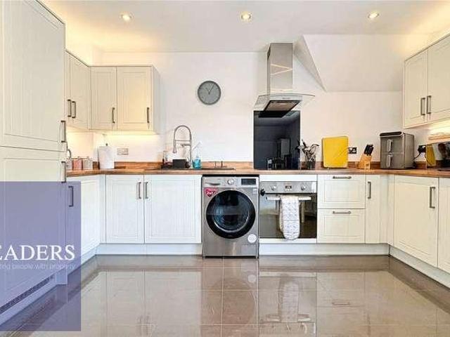 Flat for sale in Chipping Hill, Essex