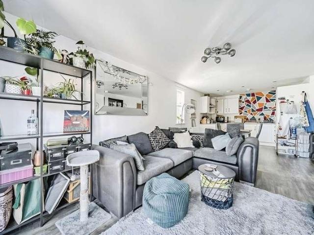 Flat for sale in Hart, Hampshire