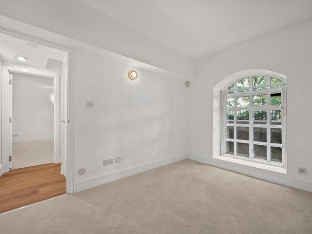 Flat for sale in Holloway, Greater London