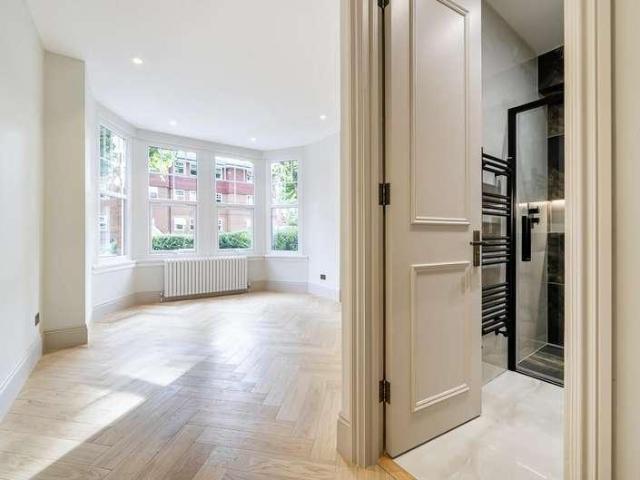 Flat for sale in Woodside Park, Greater London