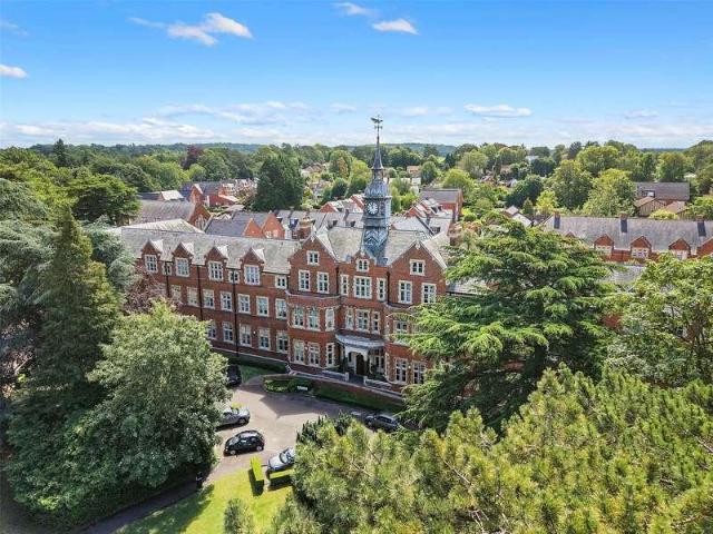 Flat for sale in Pachesham Park, Surrey