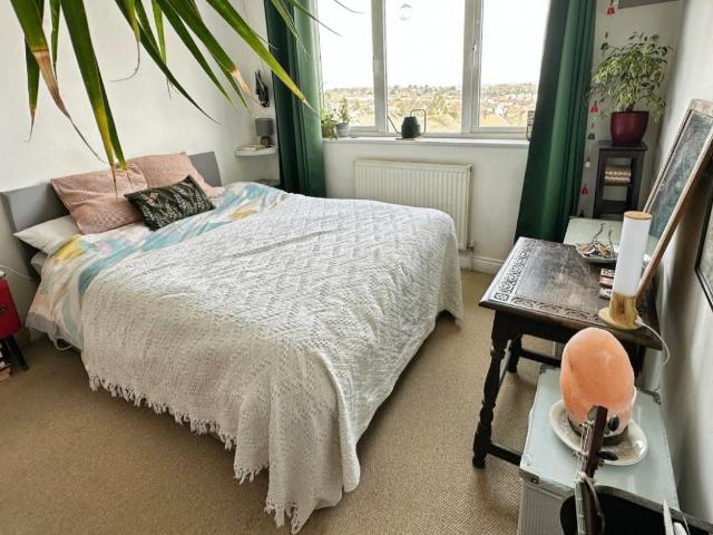 Flat for sale in Kingswood
