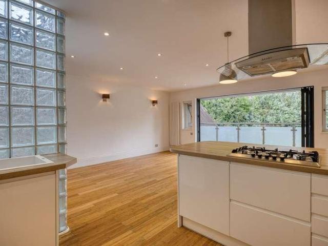 Flat for sale in Norbiton, Greater London