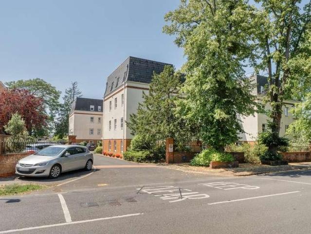 Flat for sale in Golden Valley, Gloucestershire