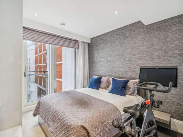Flat for sale in St Clement Danes, Greater London