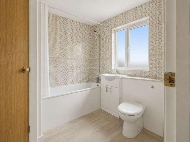 Flat for sale in London Borough of Croydon, Addiscombe