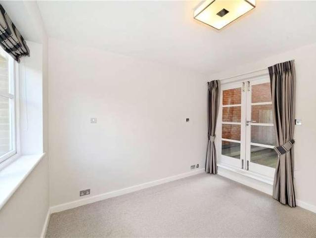 Flat for sale in Battersea, Greater London