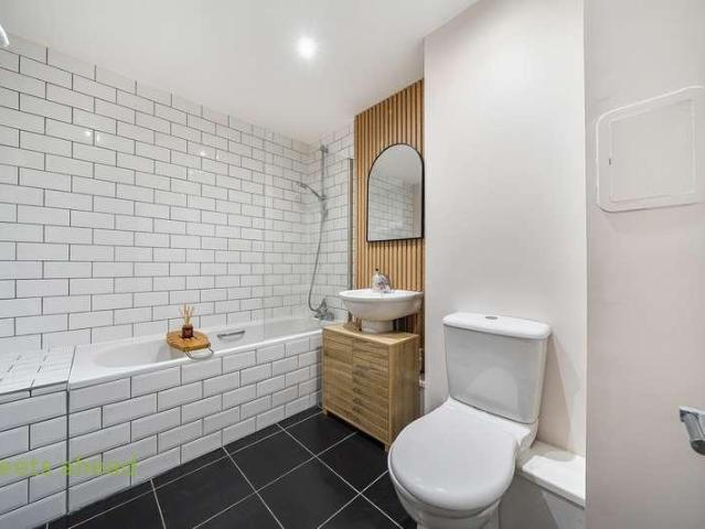 Flat for sale in London Borough of Croydon, South Norwood
