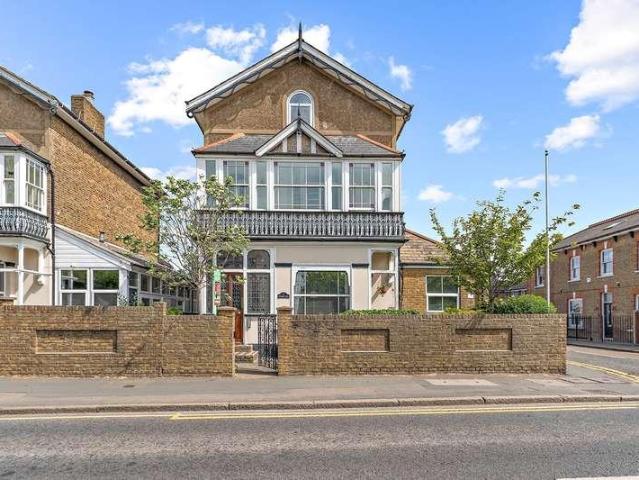 Flat for sale in Lower Halliford, Surrey